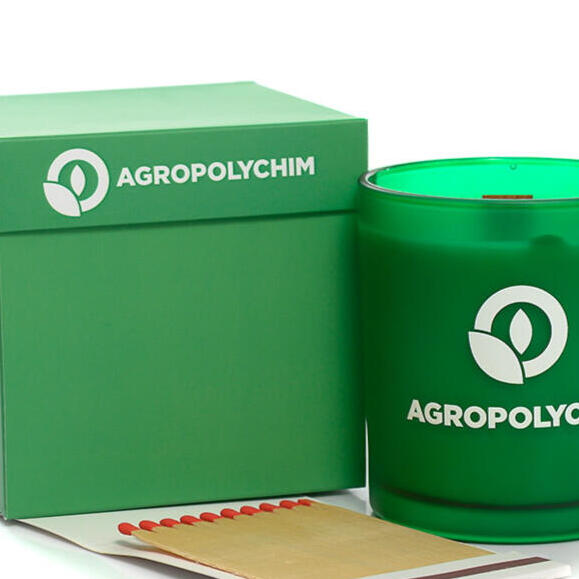 Детайл от реалната колекция AGROPOLYCHIM: зелена брандирана свещ, кутия и кибрит.